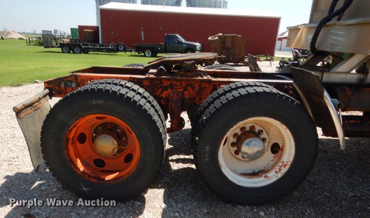 image for item HB9361 2000 Freightliner FLD  semi truck