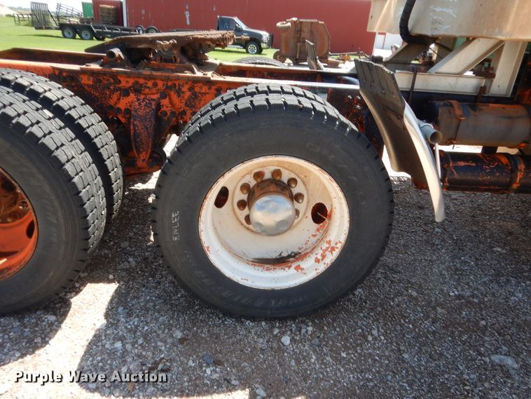 image for item HB9361 2000 Freightliner FLD  semi truck