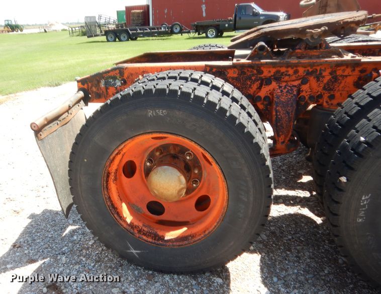 image for item HB9361 2000 Freightliner FLD  semi truck