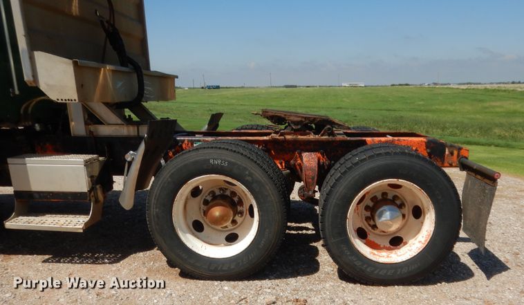 image for item HB9361 2000 Freightliner FLD  semi truck