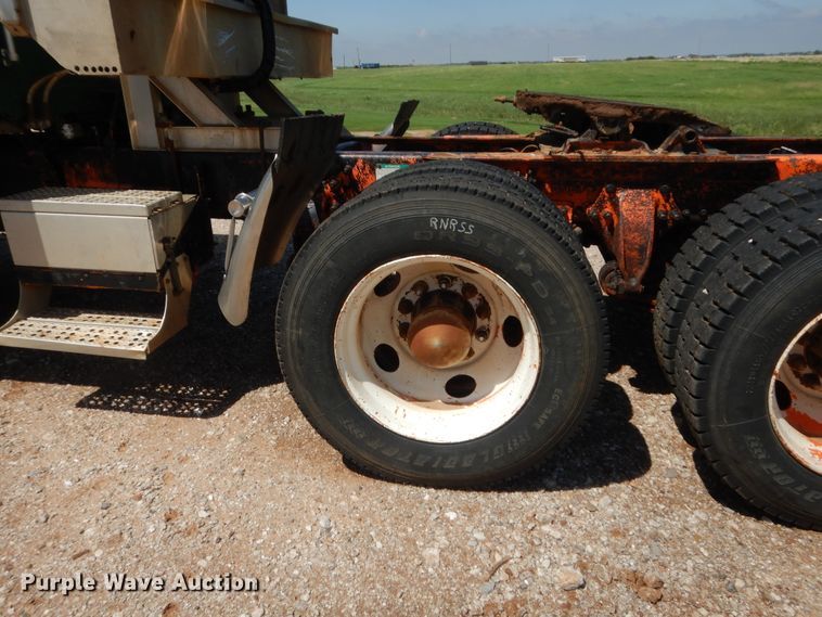 image for item HB9361 2000 Freightliner FLD  semi truck