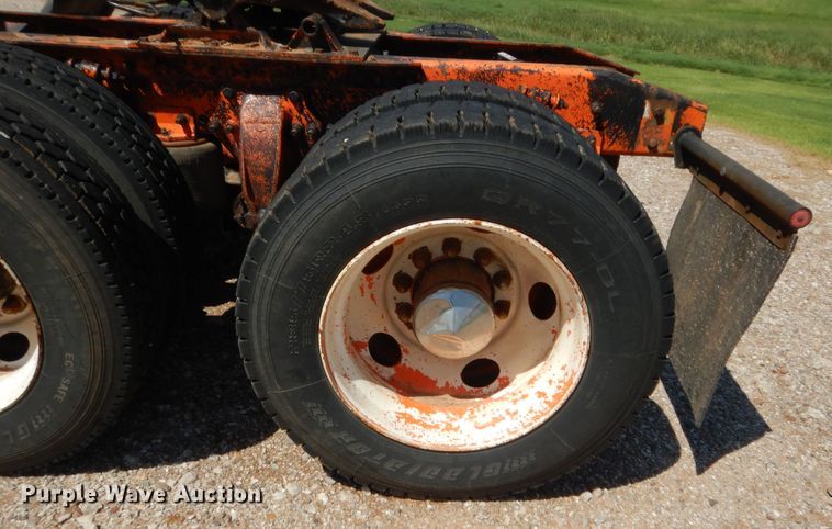 image for item HB9361 2000 Freightliner FLD  semi truck