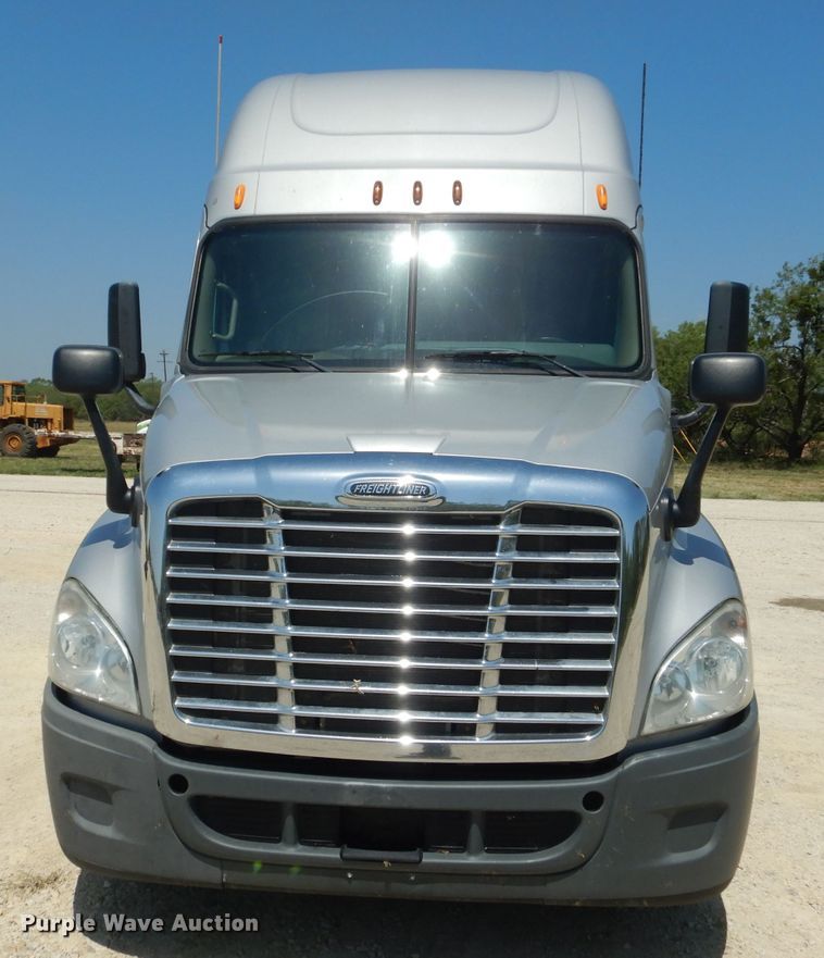 image for item HC9061 2013 Freightliner Cascadia  semi truck