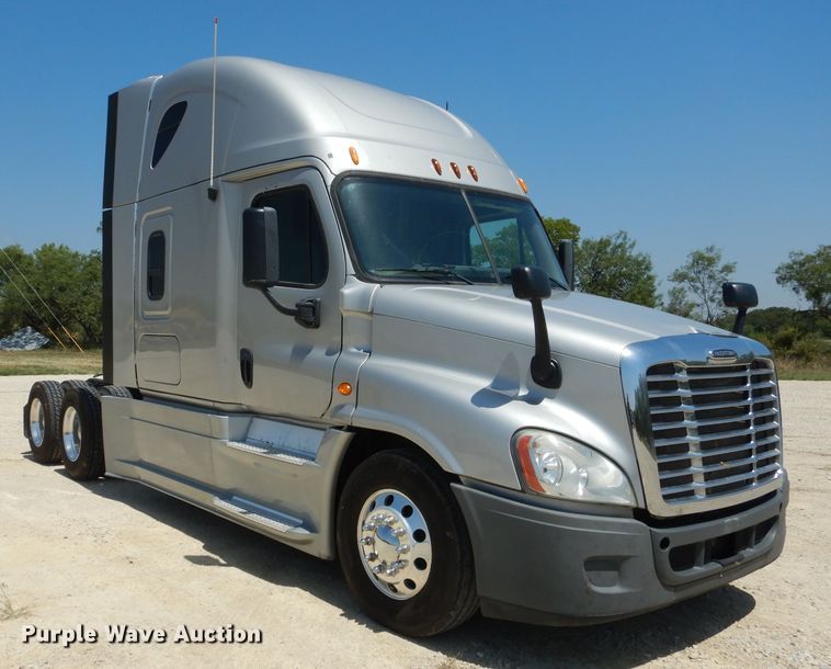 image for item HC9061 2013 Freightliner Cascadia  semi truck