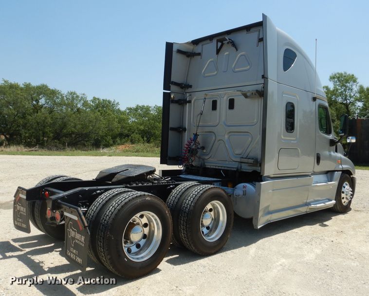 image for item HC9061 2013 Freightliner Cascadia  semi truck