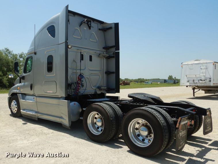 image for item HC9061 2013 Freightliner Cascadia  semi truck