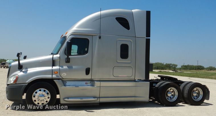 image for item HC9061 2013 Freightliner Cascadia  semi truck