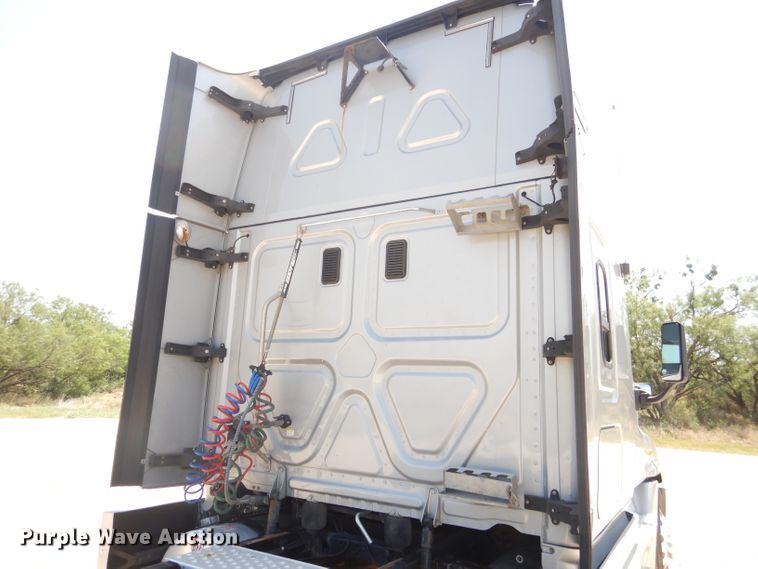 image for item HC9061 2013 Freightliner Cascadia  semi truck