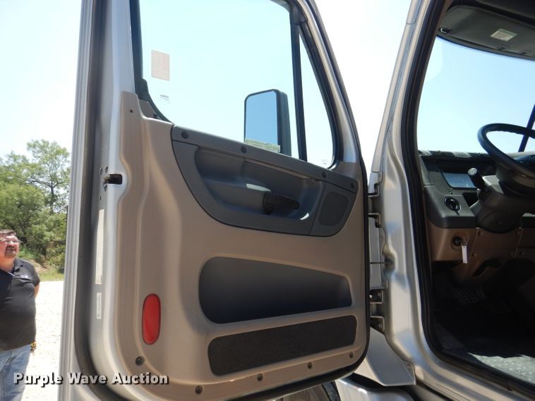 image for item HC9061 2013 Freightliner Cascadia  semi truck