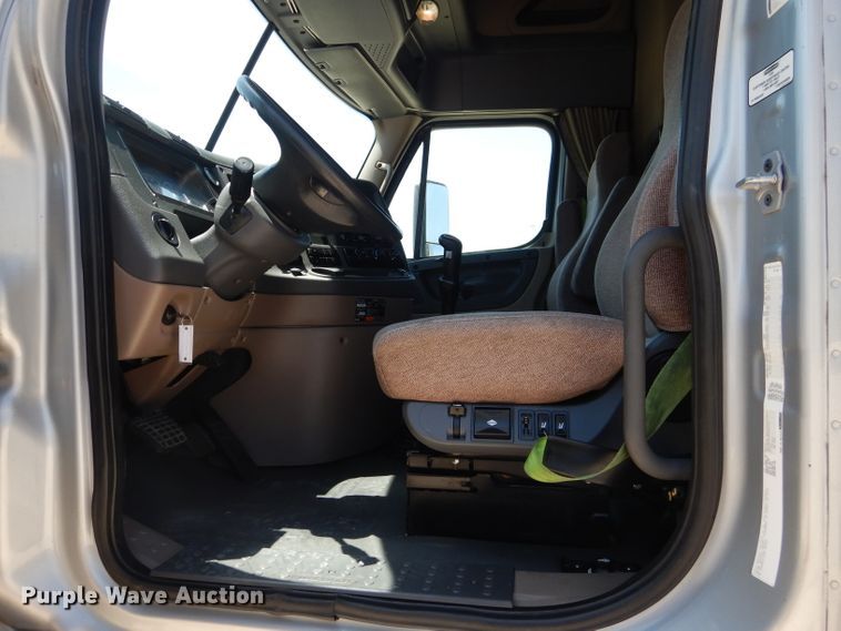 image for item HC9061 2013 Freightliner Cascadia  semi truck