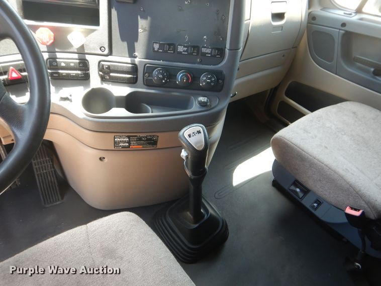 image for item HC9061 2013 Freightliner Cascadia  semi truck