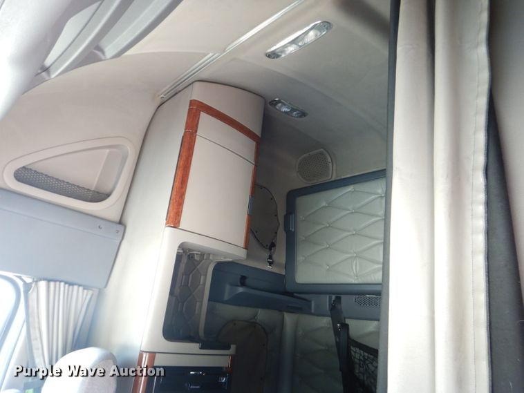 image for item HC9061 2013 Freightliner Cascadia  semi truck