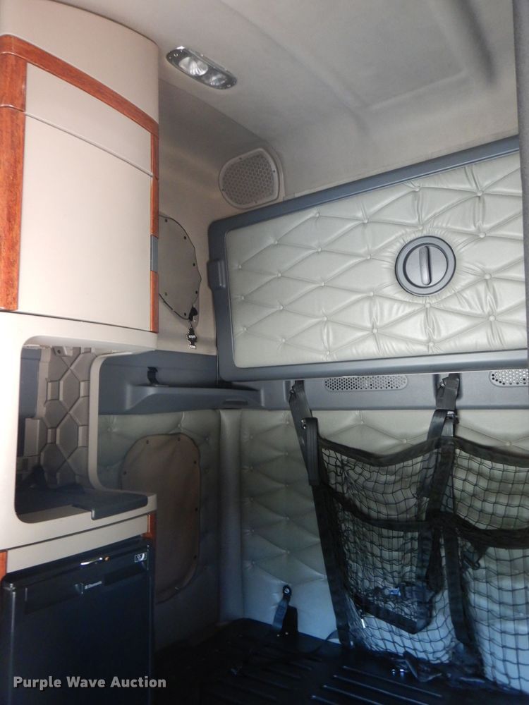 image for item HC9061 2013 Freightliner Cascadia  semi truck