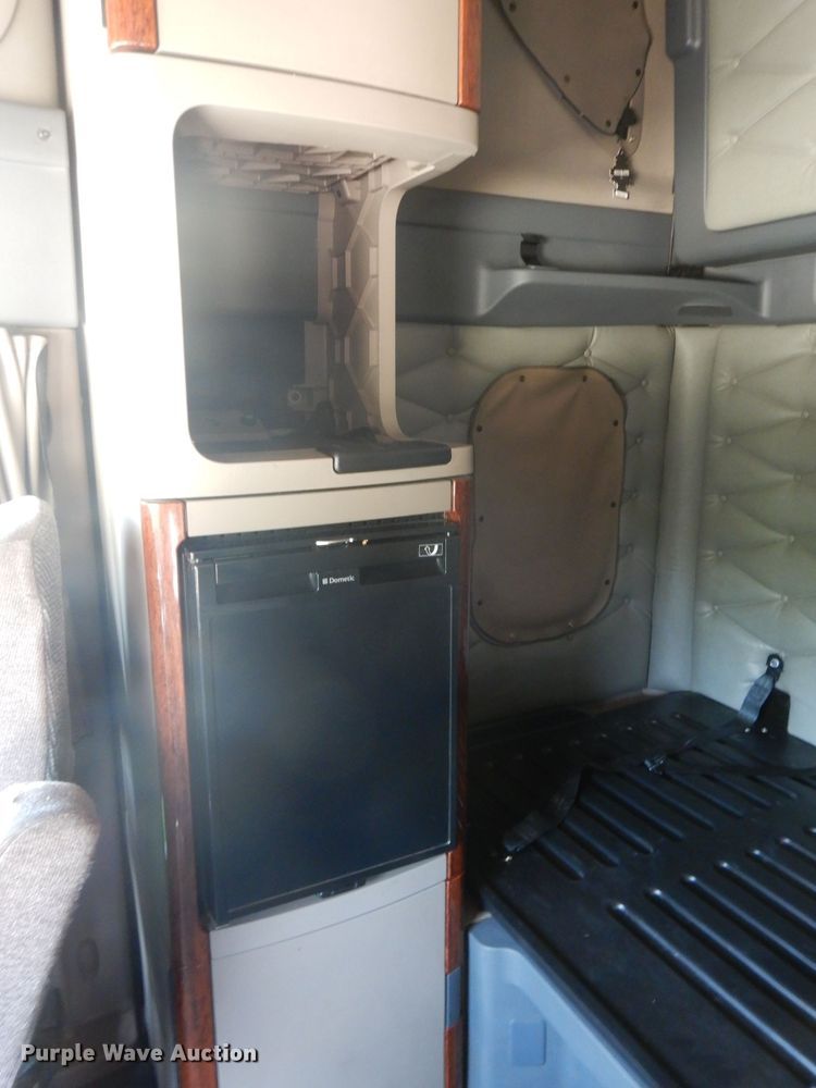 image for item HC9061 2013 Freightliner Cascadia  semi truck