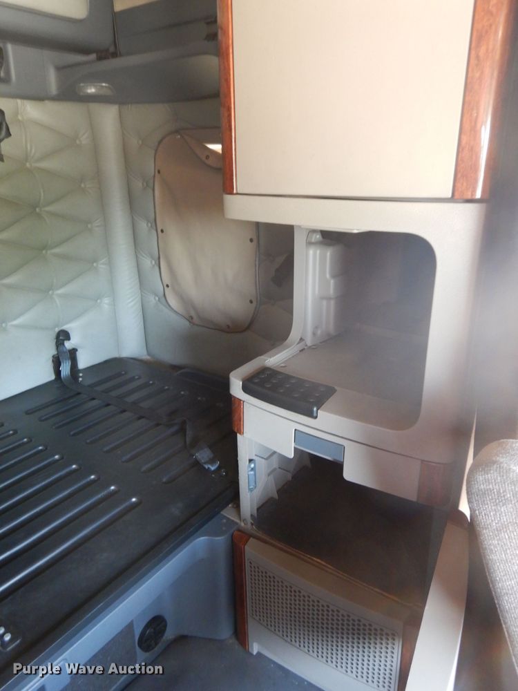 image for item HC9061 2013 Freightliner Cascadia  semi truck