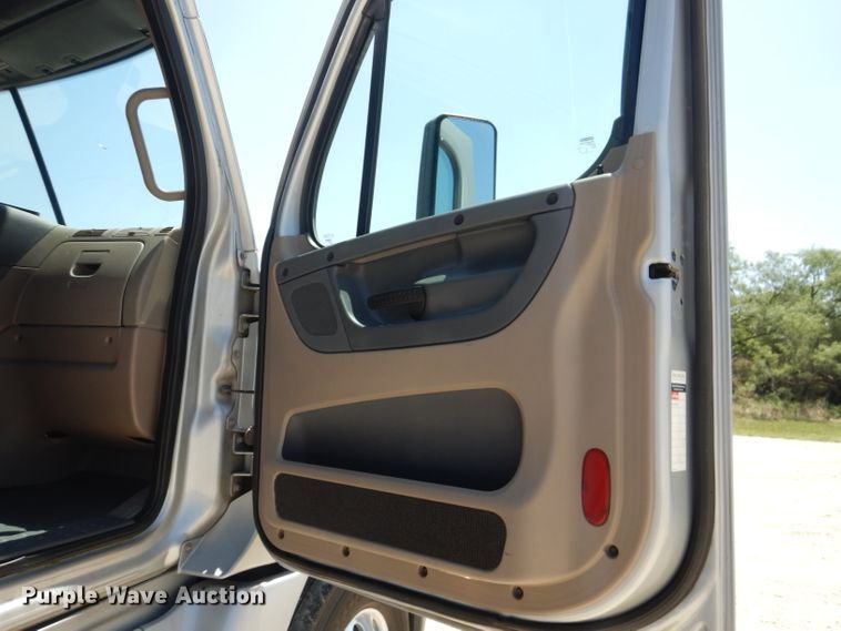 image for item HC9061 2013 Freightliner Cascadia  semi truck