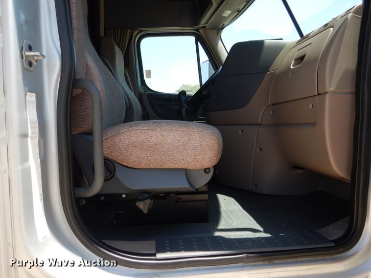 image for item HC9061 2013 Freightliner Cascadia  semi truck