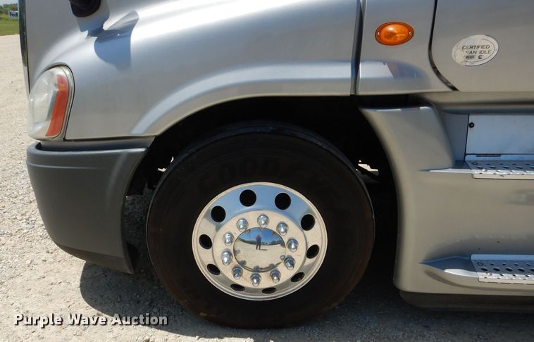 image for item HC9061 2013 Freightliner Cascadia  semi truck