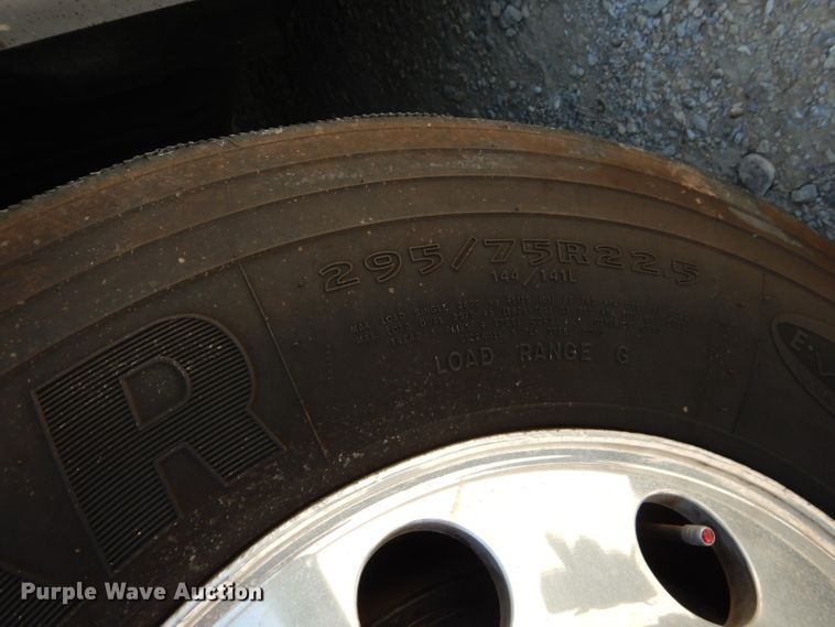 image for item HC9061 2013 Freightliner Cascadia  semi truck