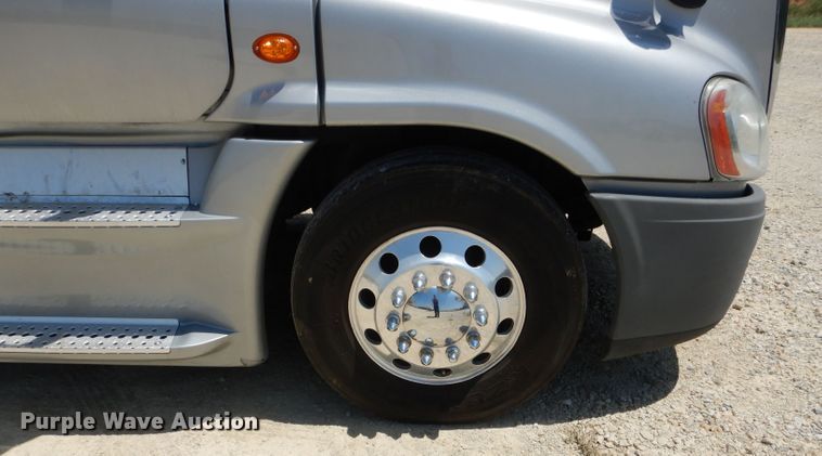 image for item HC9061 2013 Freightliner Cascadia  semi truck