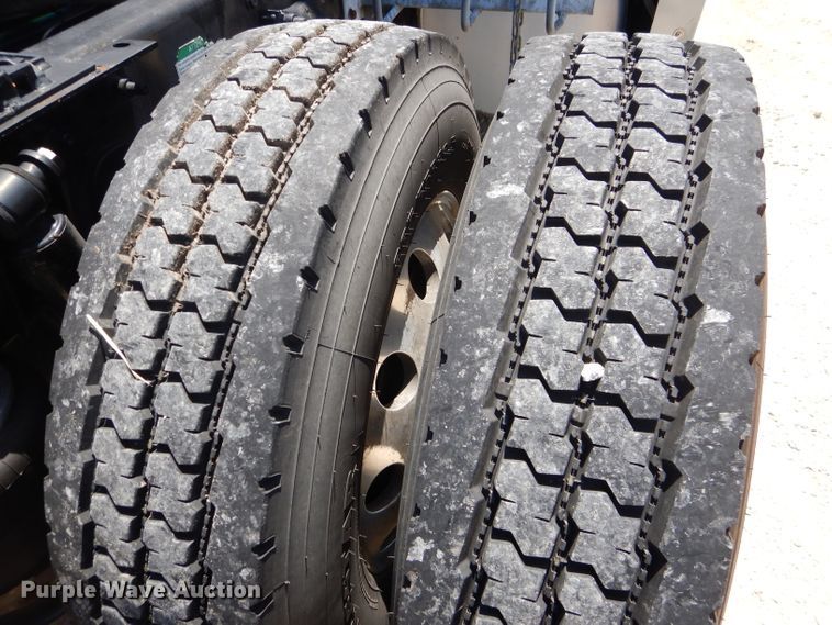 image for item HC9061 2013 Freightliner Cascadia  semi truck