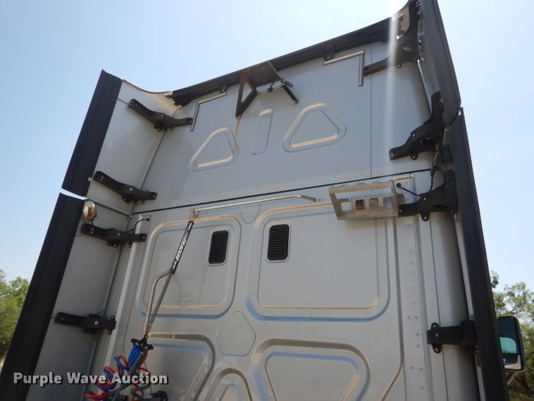 image for item HC9061 2013 Freightliner Cascadia  semi truck