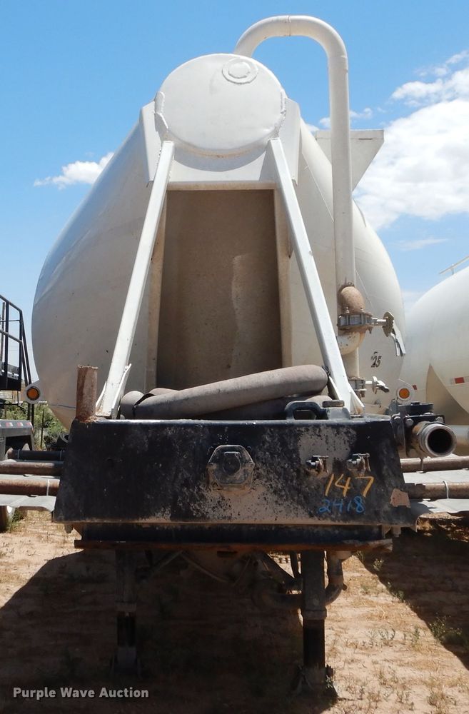 image for item HC9077 1983 Fruehauf HAB-FT-U pneumatic dry bulk trailer