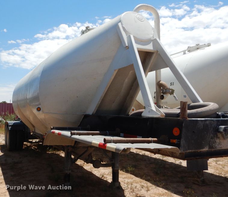 image for item HC9077 1983 Fruehauf HAB-FT-U pneumatic dry bulk trailer