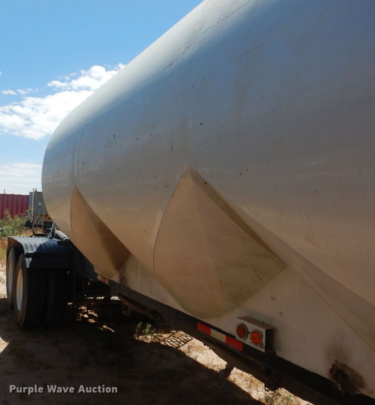 image for item HC9077 1983 Fruehauf HAB-FT-U pneumatic dry bulk trailer