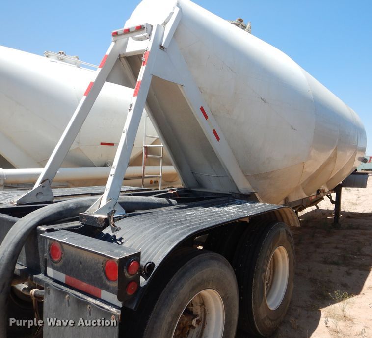 image for item HC9077 1983 Fruehauf HAB-FT-U pneumatic dry bulk trailer