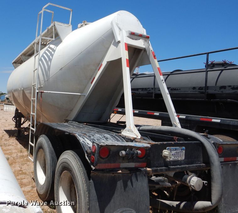 image for item HC9077 1983 Fruehauf HAB-FT-U pneumatic dry bulk trailer