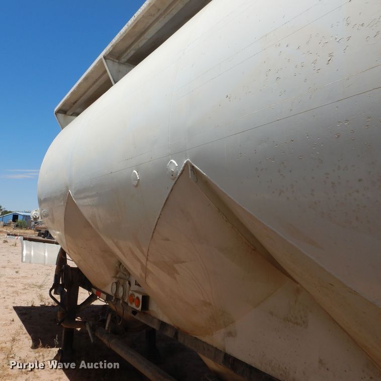 image for item HC9077 1983 Fruehauf HAB-FT-U pneumatic dry bulk trailer