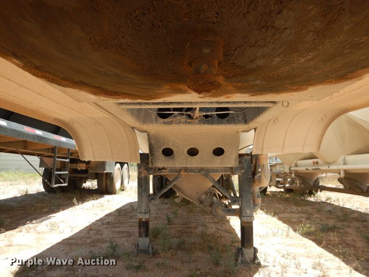 image for item HC9077 1983 Fruehauf HAB-FT-U pneumatic dry bulk trailer