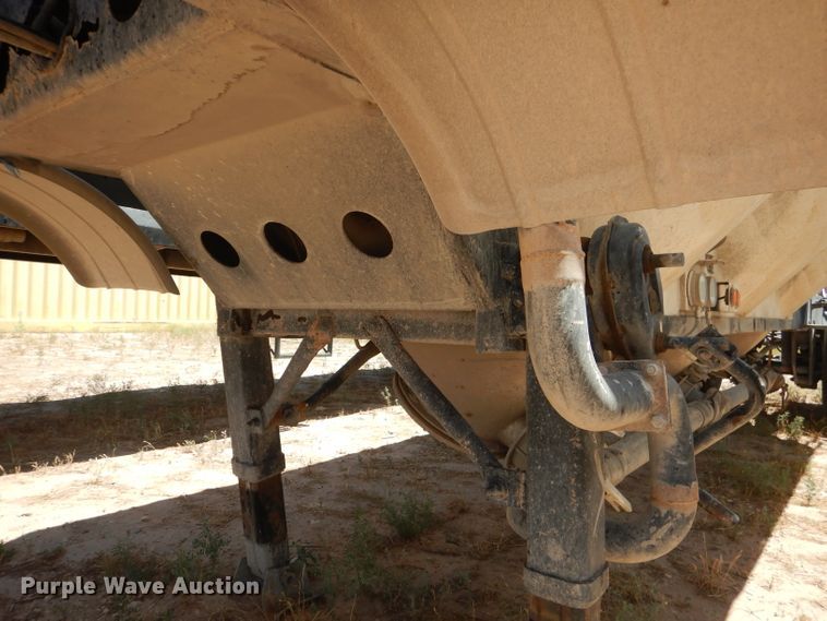 image for item HC9077 1983 Fruehauf HAB-FT-U pneumatic dry bulk trailer