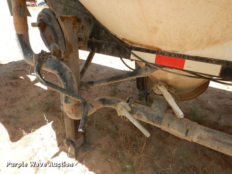 image for item HC9077 1983 Fruehauf HAB-FT-U pneumatic dry bulk trailer