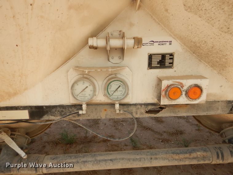 image for item HC9077 1983 Fruehauf HAB-FT-U pneumatic dry bulk trailer