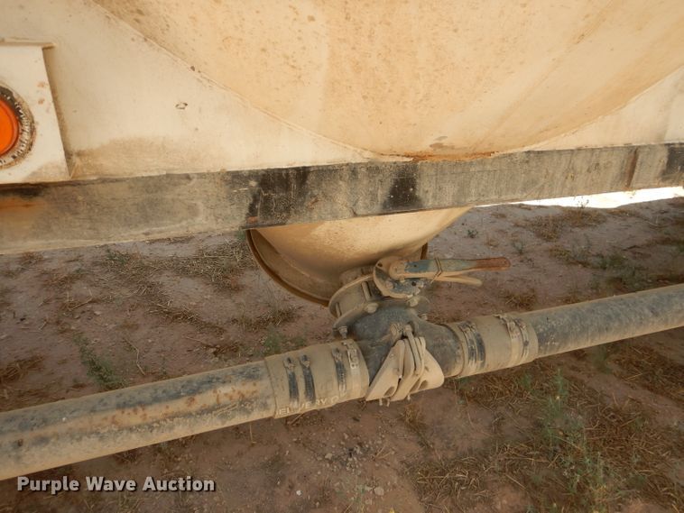 image for item HC9077 1983 Fruehauf HAB-FT-U pneumatic dry bulk trailer