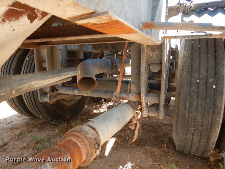 image for item HC9077 1983 Fruehauf HAB-FT-U pneumatic dry bulk trailer