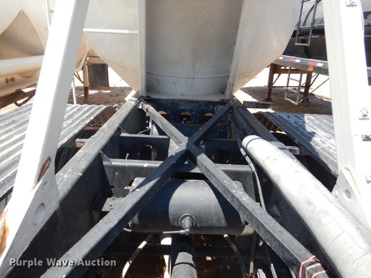 image for item HC9077 1983 Fruehauf HAB-FT-U pneumatic dry bulk trailer