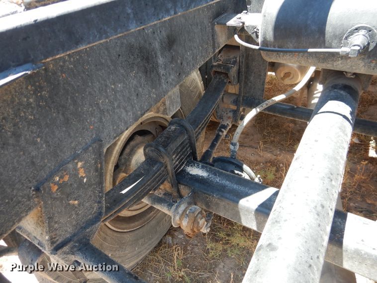 image for item HC9077 1983 Fruehauf HAB-FT-U pneumatic dry bulk trailer