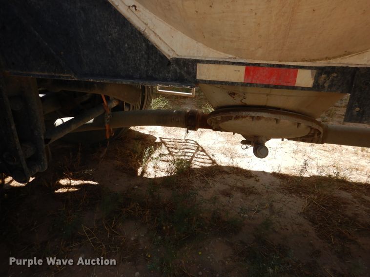 image for item HC9077 1983 Fruehauf HAB-FT-U pneumatic dry bulk trailer