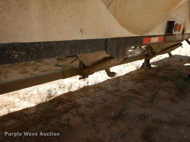 image for item HC9077 1983 Fruehauf HAB-FT-U pneumatic dry bulk trailer