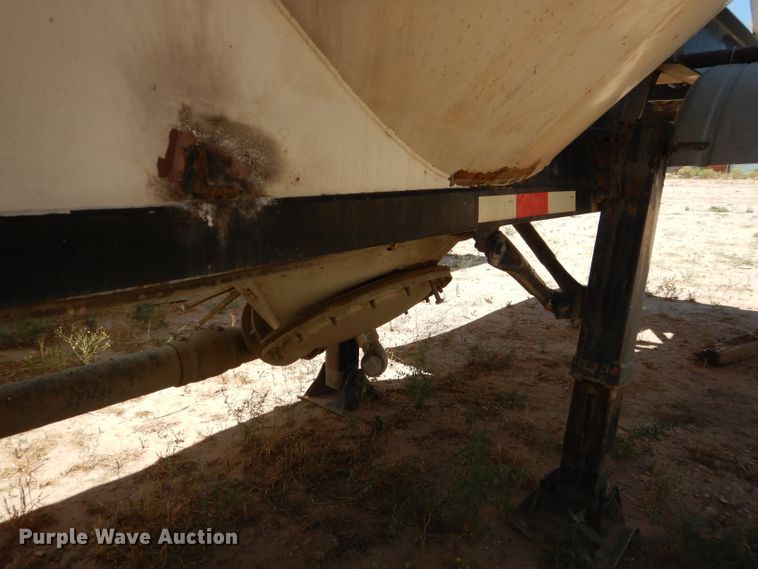 image for item HC9077 1983 Fruehauf HAB-FT-U pneumatic dry bulk trailer