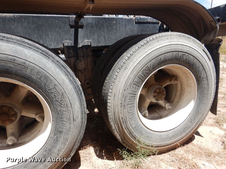 image for item HC9077 1983 Fruehauf HAB-FT-U pneumatic dry bulk trailer