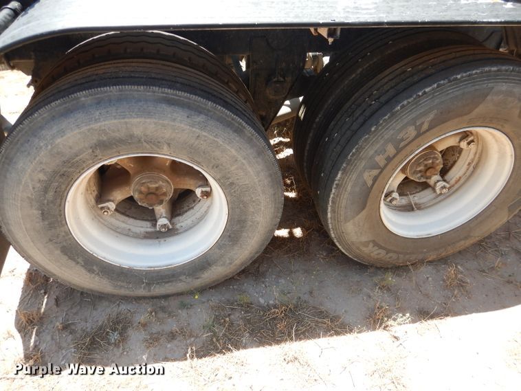 image for item HC9077 1983 Fruehauf HAB-FT-U pneumatic dry bulk trailer