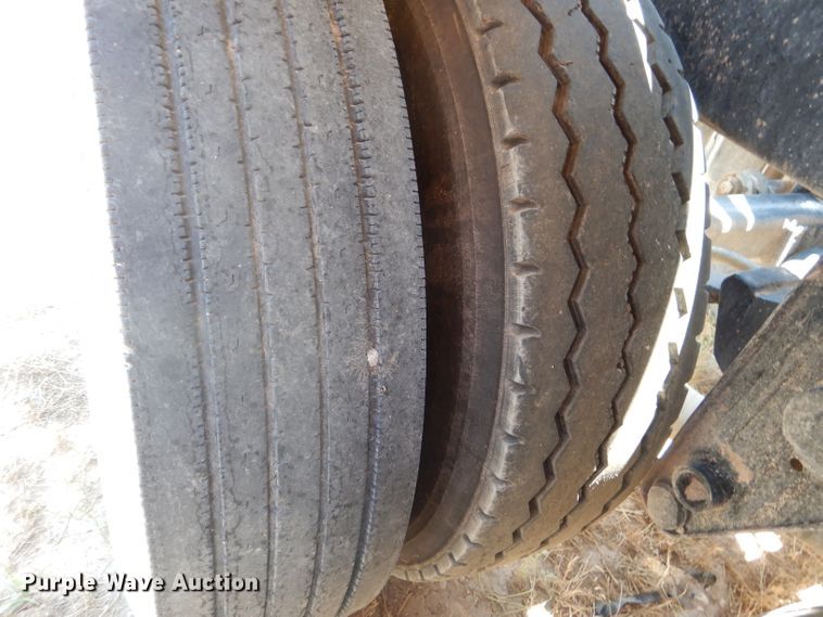 image for item HC9077 1983 Fruehauf HAB-FT-U pneumatic dry bulk trailer