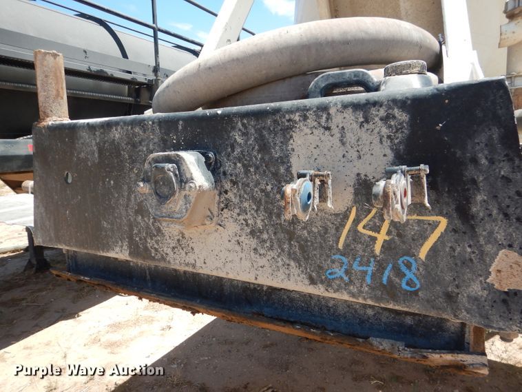 image for item HC9077 1983 Fruehauf HAB-FT-U pneumatic dry bulk trailer