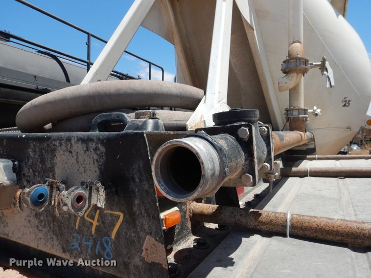 image for item HC9077 1983 Fruehauf HAB-FT-U pneumatic dry bulk trailer