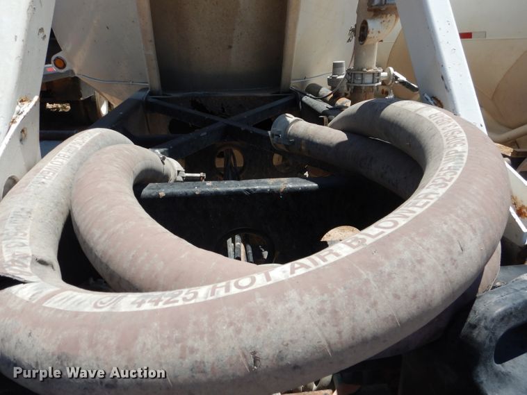 image for item HC9077 1983 Fruehauf HAB-FT-U pneumatic dry bulk trailer