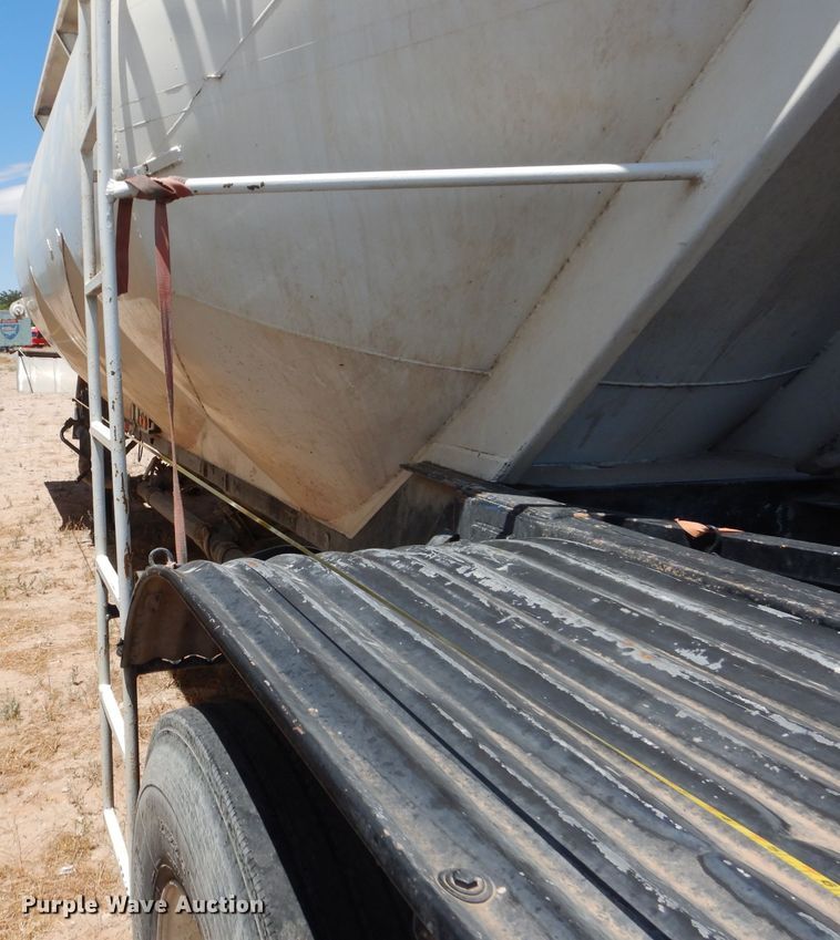 image for item HC9077 1983 Fruehauf HAB-FT-U pneumatic dry bulk trailer